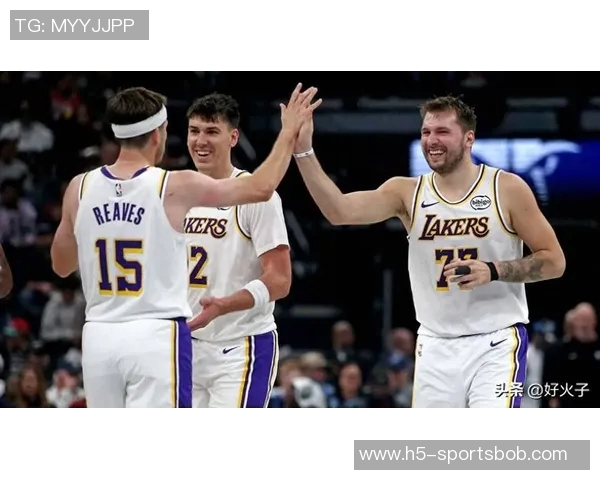 东契奇与里夫斯现场观战布朗尼G联盟比赛展现篮球热情与友谊